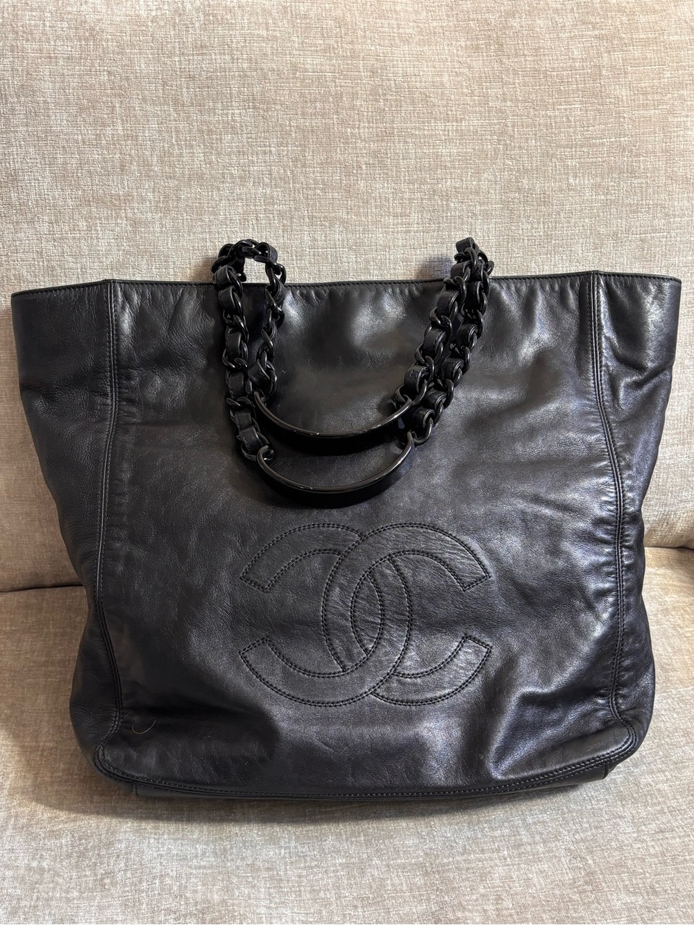 Authentic CHANEL black leather Bekko chain tote